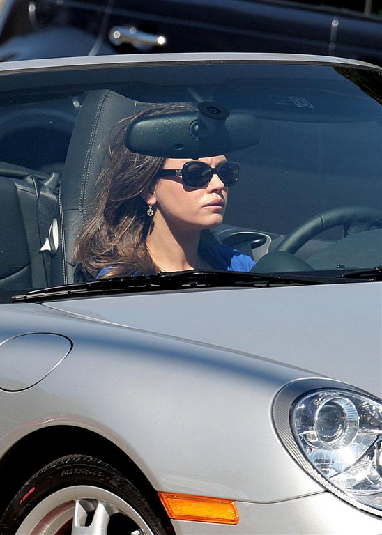 Mila Kunis, décolleté et Porsche
