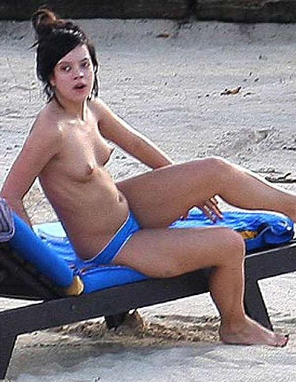 Lily Allen nous la rejoue topless