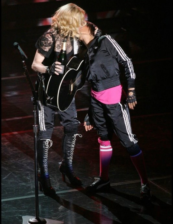 Madonna embrasse une danseuse