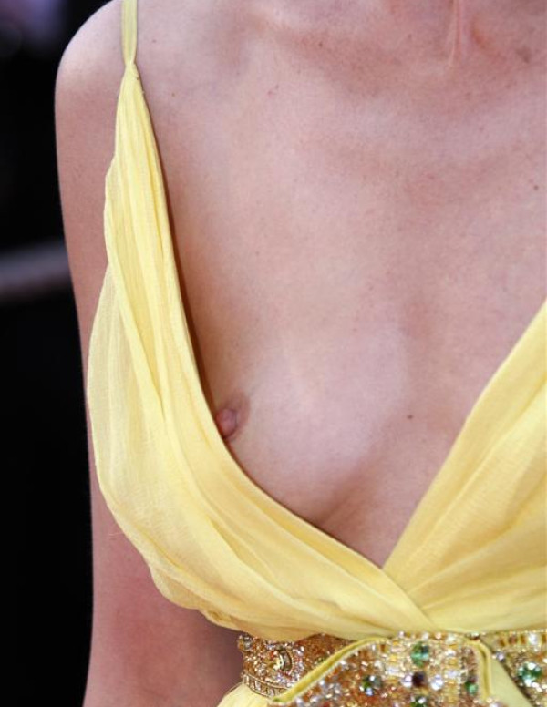 Elsa Zylberstein Oops un sein à Cannes 