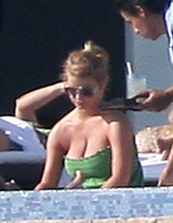 Jessica Simpson en bikini et toute huilée