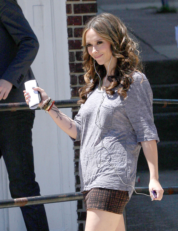 Sublime Jennifer Love Hewitt sur le tournage de Cafe