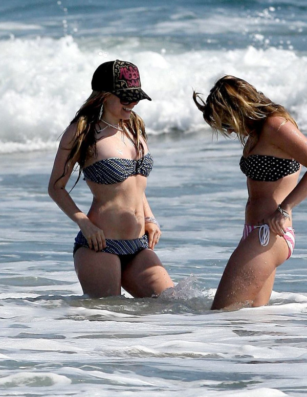 Avril Lavigne en bikini