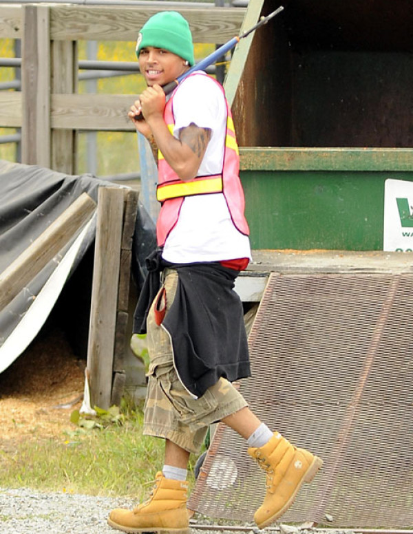 [PHOTOS] Et pendant ce temps, Chris Brown nettoie la route