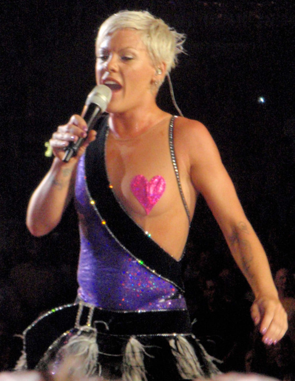 Pink quasi topless en concert