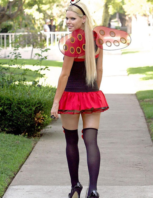 Très sexy Sophie Monk dans son costume d’Halloween