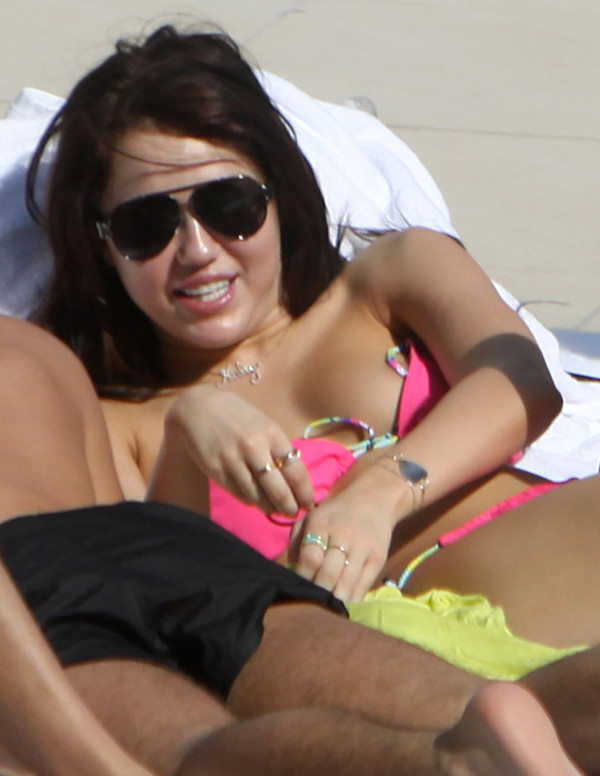 Oops Miley Cyrus et son tétons en Bikini rose