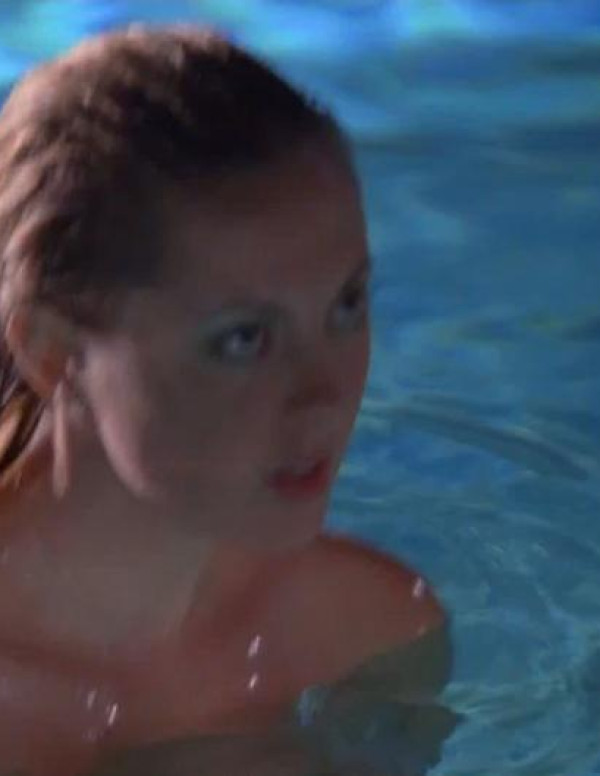 Eva Amurri nue dans la piscine dans Californication