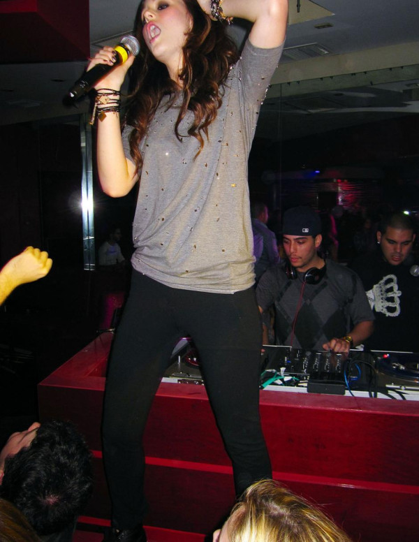 Leighton Meester chante dans un club à Miami