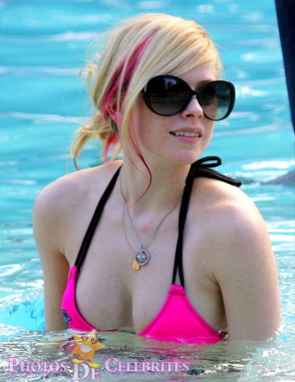 Avril Lavigne en bikini rose fluo