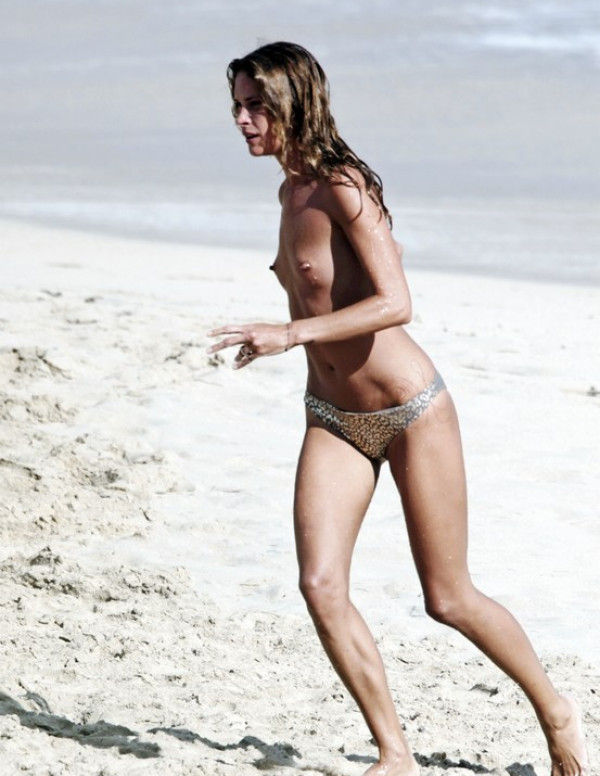 Erin Wasson se baigne seins nus à St Bart