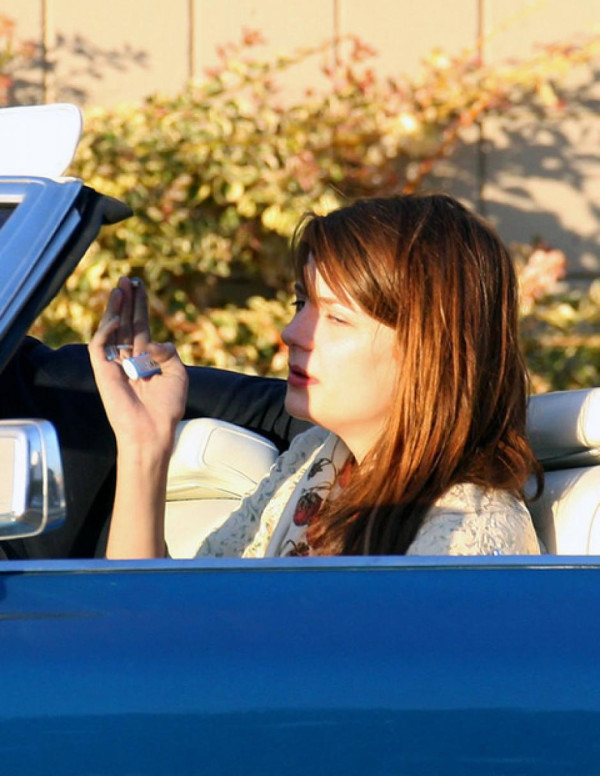 Mischa Barton entrain de fumer un joint