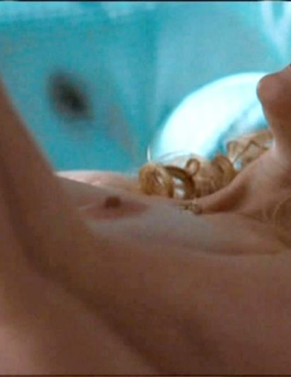 Heather Graham nue dans Boogie Woogie