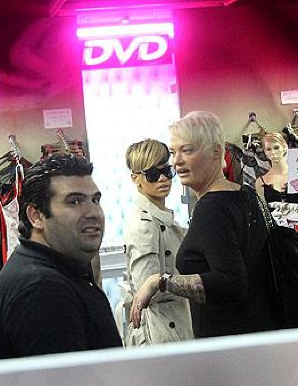 Rihanna achète un sextoys chez Toy's me