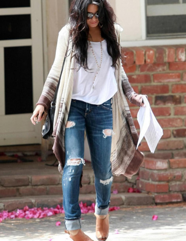 Pas facile de marcher avec des talons pour Vanessa Hudgens
