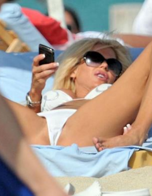 Victoria Silvstedt écarte les jambes à St Tropez