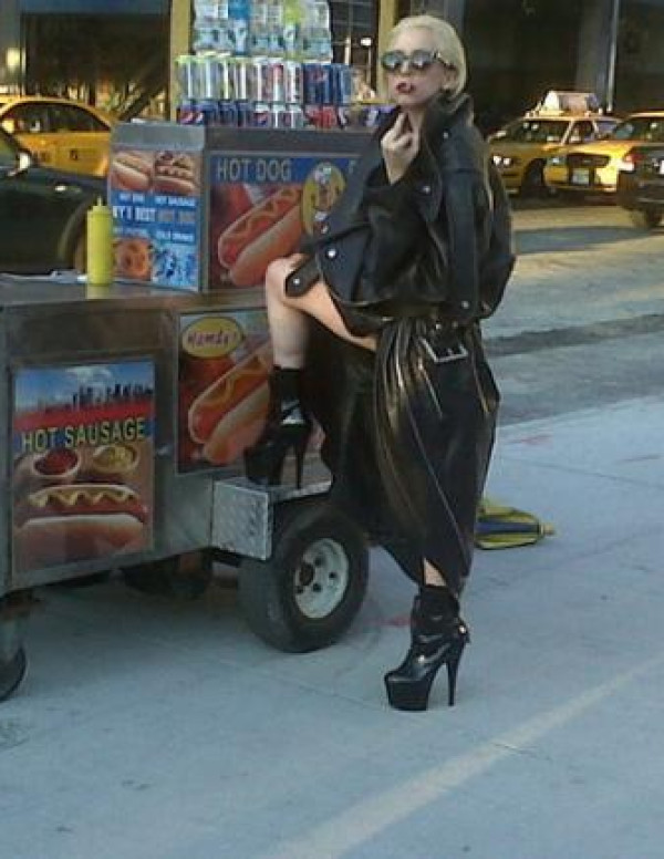 Lady Gaga s'achète un hotdog
