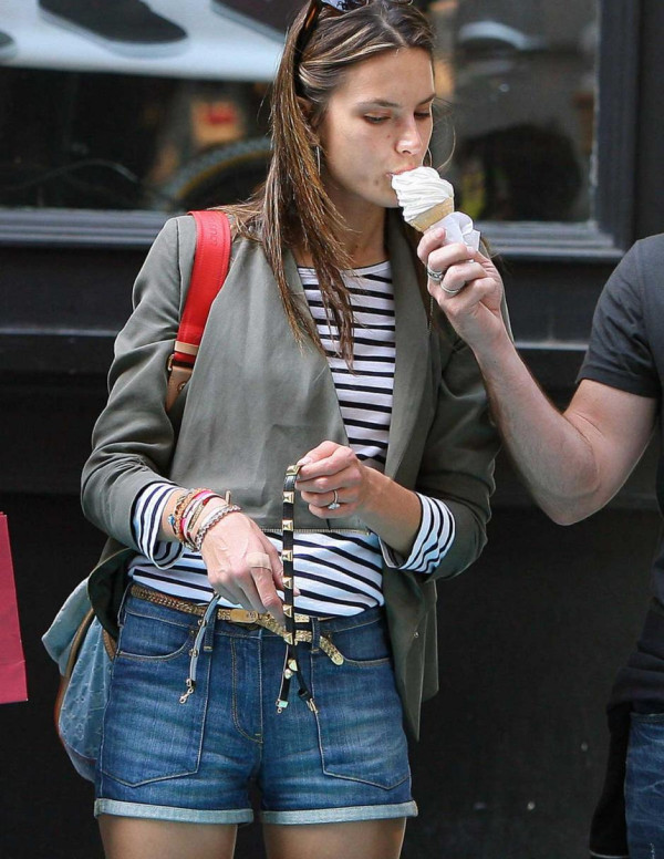 Alessandra Ambrosio prise en flag de léchage