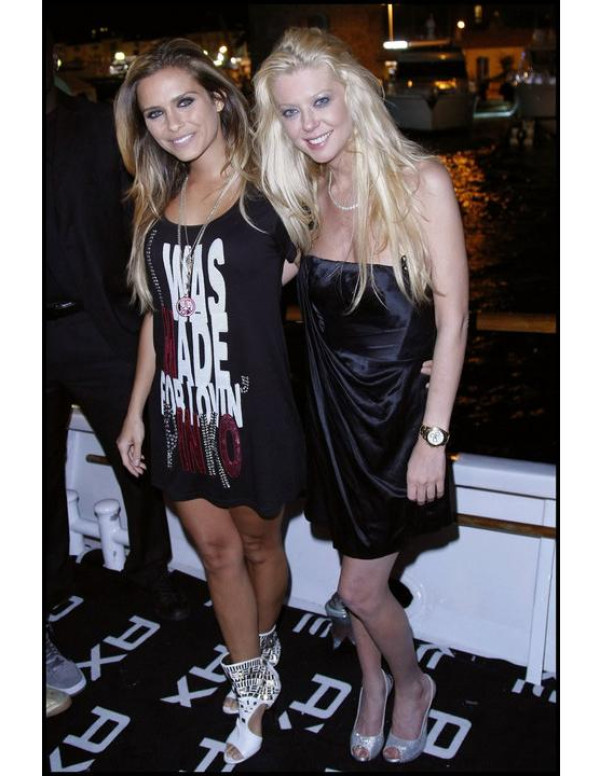 Tara Reid sans culotte à la fete Axe Boat