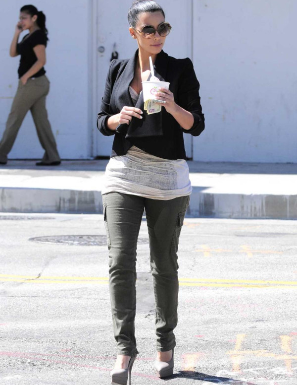Pas facile de manger une glace pour Kim Kardashian 