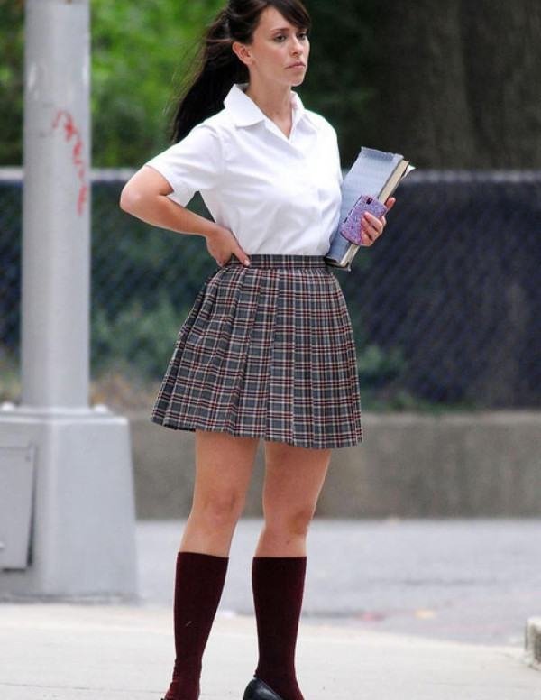 Jennifer Love Hewitt en tenue d'écolière