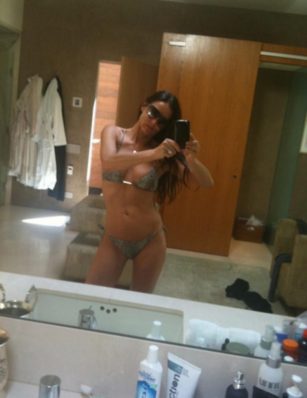 Selfshot dans le miroir de Demi Moore en Bikini