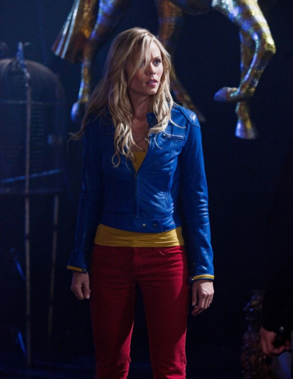 Smallville saison 10 : Laura Vandervoort en Supergirl ?