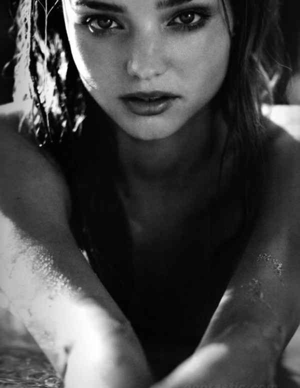 Photos en noir et blanc de Miranda Kerr nue