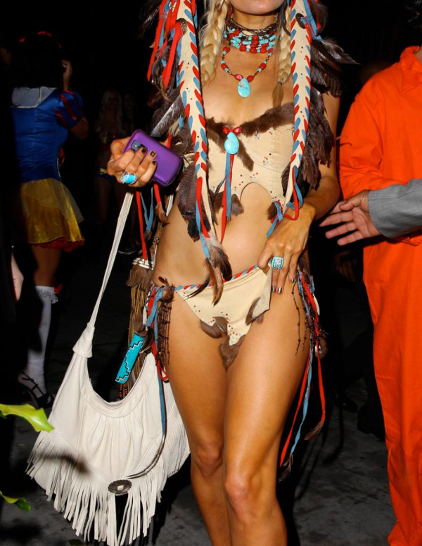 Paris Hilton à moitié nue pour Halloween