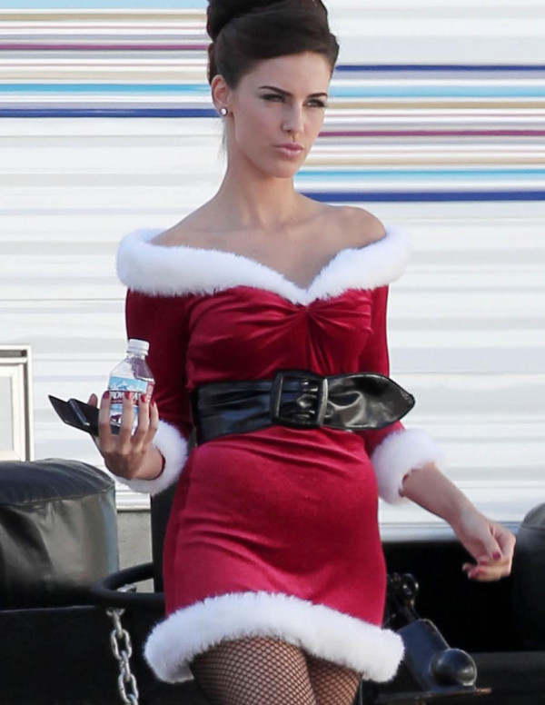 Jessica Lowndes sexy en mère-noel
