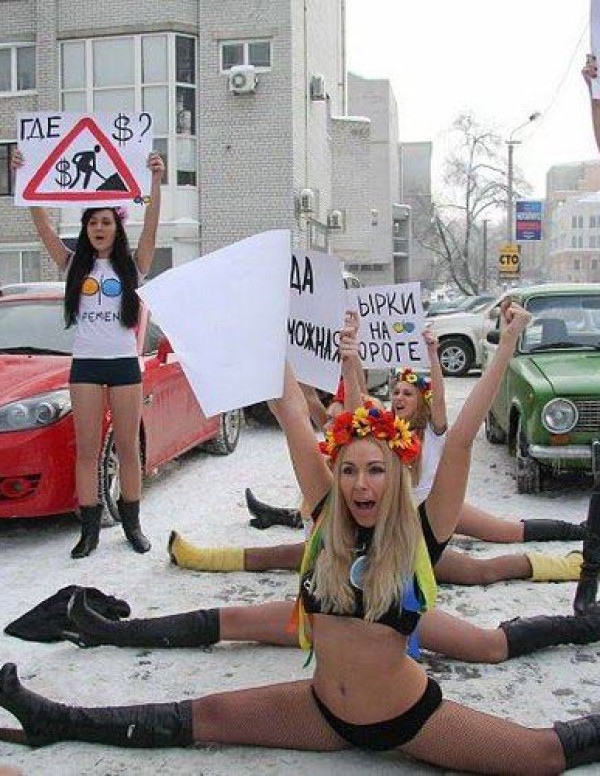 Les ukrainiennes topless dénoncent l'état des routes