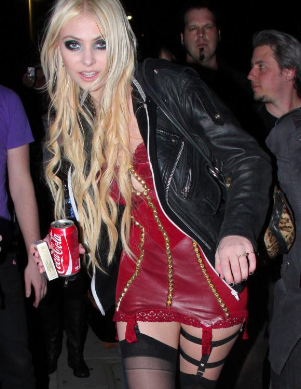 Taylor Momsen en robe rouge ras la touffe