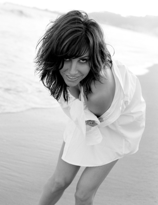 Gina Gershon Sexy Dans Un Photoshoot En Noir Et Blanc