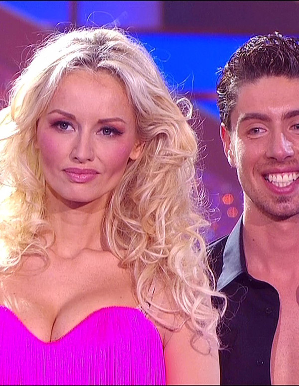 Adriana Karembeu sexy dans Danse Avec Les Stars