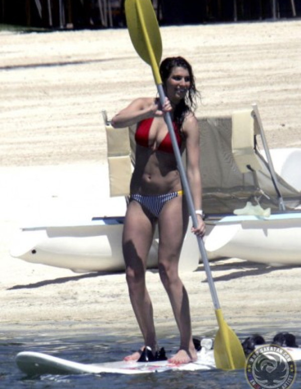Malika Ménard sexy en bikini à l’ile Maurice