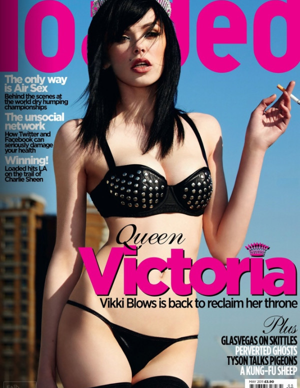 Vikki Blows topless dans LOADED