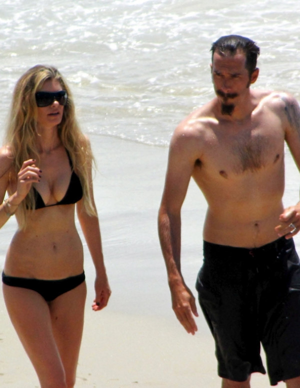 Oops la raie des fesses de Marisa Miller à la plage