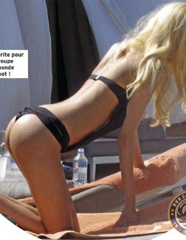 Zahia en bikini dans Public