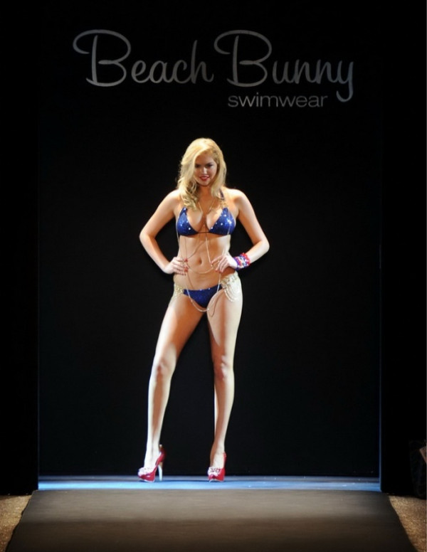 Kate Upton défilé Beach Bunny en Floride