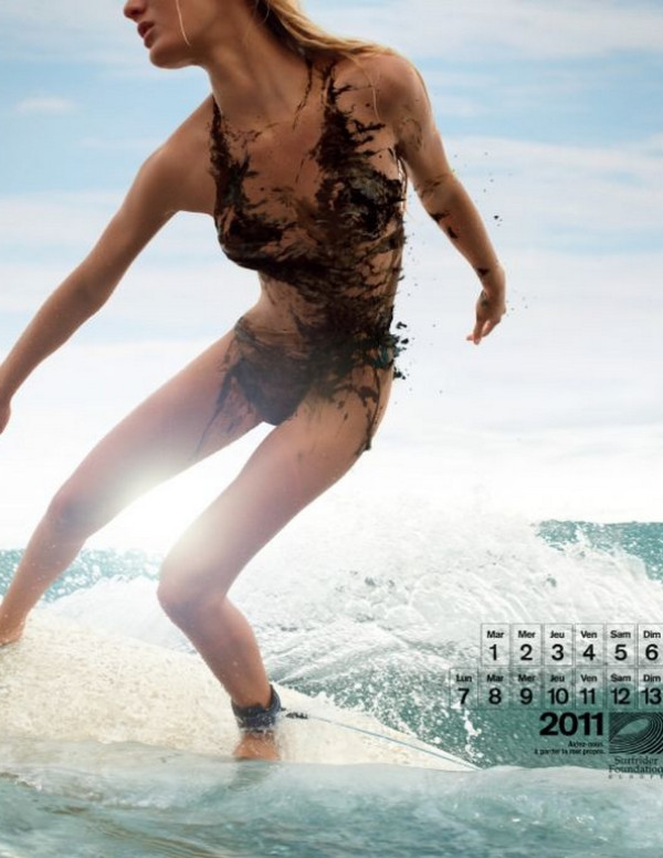 Elles sont nues sur la plage pour la Surfrider Foundation