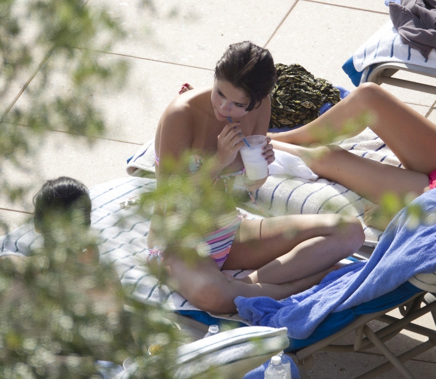 Selena Gomez Bikini et seins à l’air au bord de la piscine