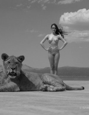 Des filles nues posent avec des lions