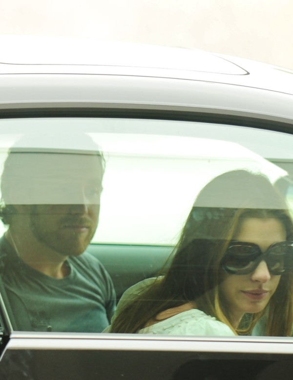 Anne Hathaway sexy à l'aéroport