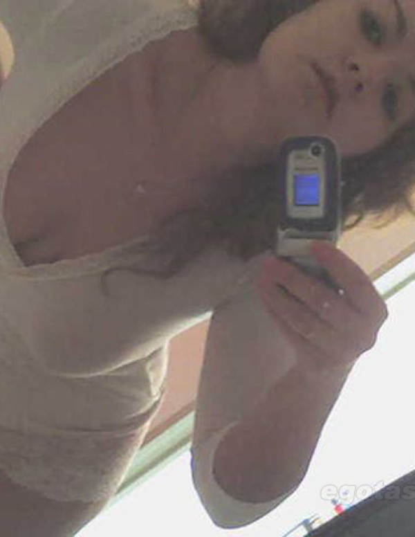 Victoria Santos est une superbe coquine qui adore exposer son corps gratos