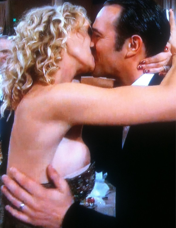 Oops d’ Alexandra Lamy qui nous sort un sein lors des Golden Globes !