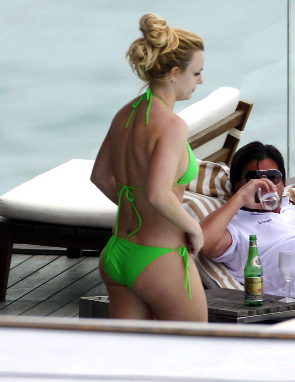 Britney Spears s’exhibe dans un bikini vert alléchant