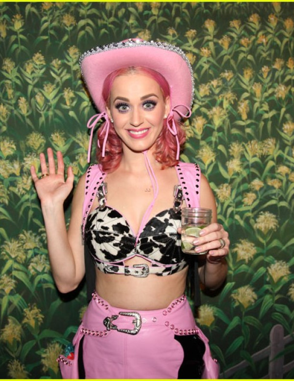Katy Perry fait du rodéo à l’anniversaire Ouest Ho Bas