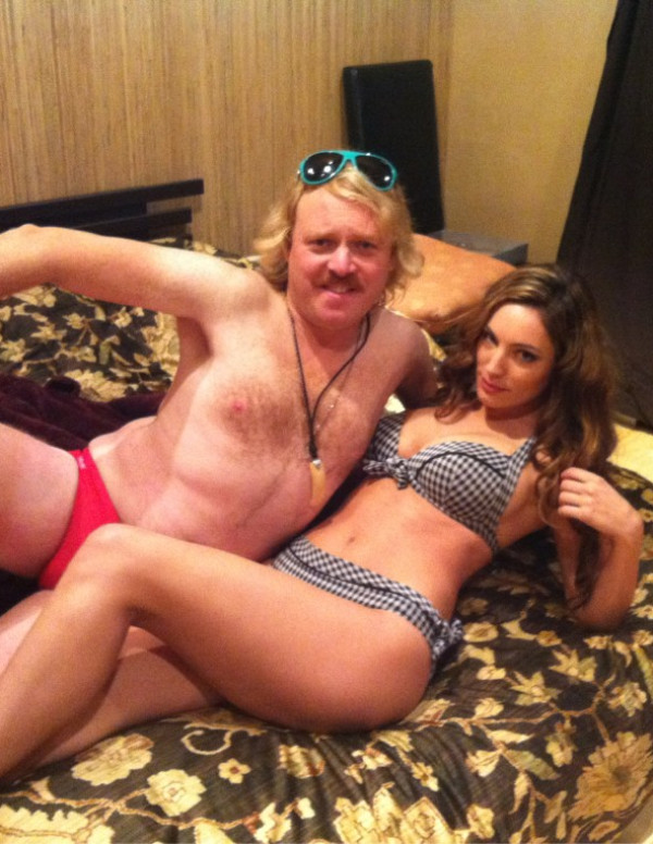 Kelly Brook partage son lit avec un plouc