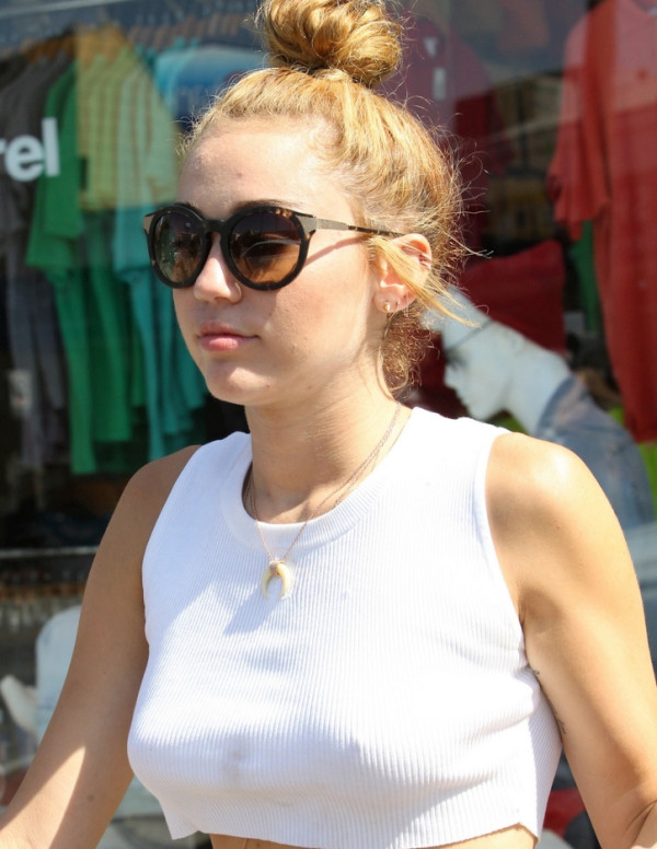 Miley Cyrus qui montre ses fesses dans un magasin de fringues