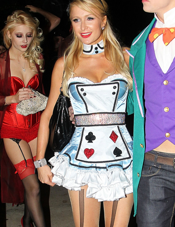 Paris Hilton dévoile ses courbes généreuses au soir d’Halloween 